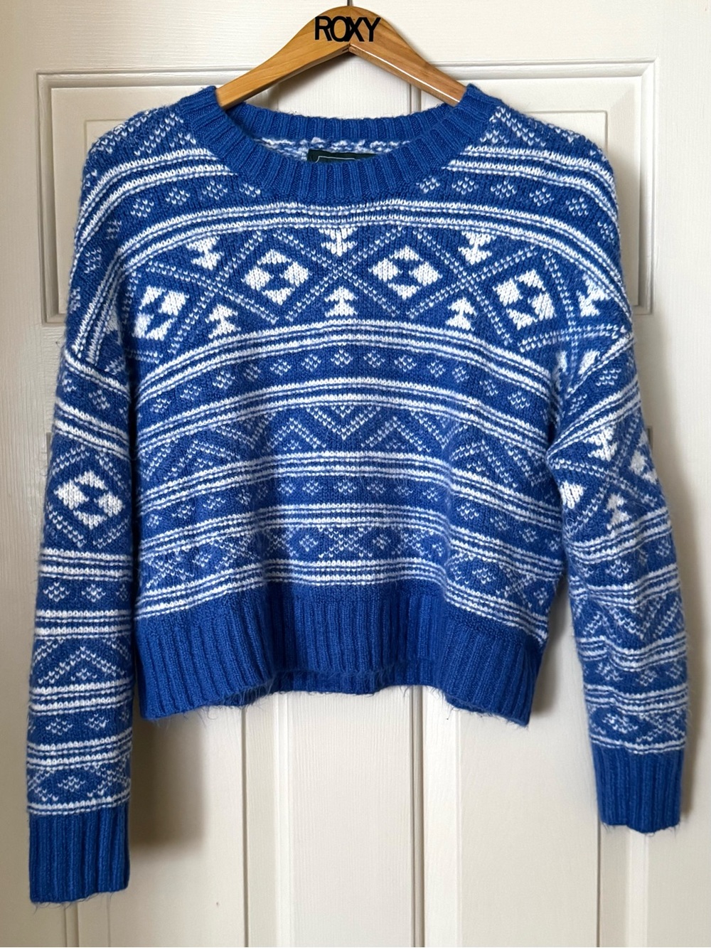 American Eagle Blue and White Patterned Cropped Sweater Medium